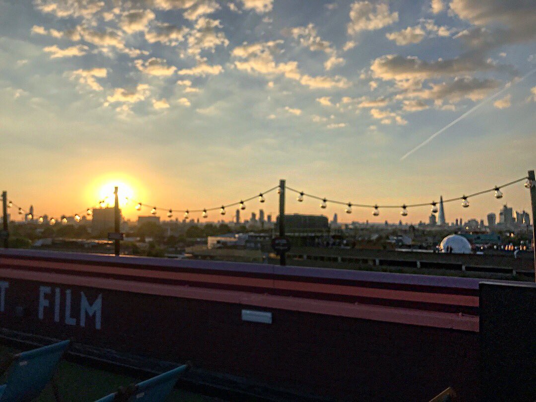 CharliOakley's tweet photo. Such a gorgeous evening @rooftopfilmclub watching Pretty Woman. Thank you @andrewbateup for being my date ❤️🍿🎥 #bottomlesspopcorn https://t.co/rWPhbKycAM