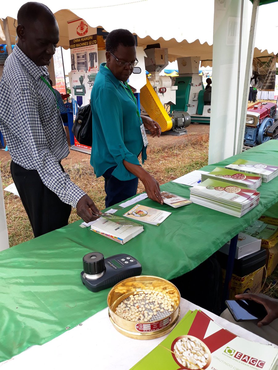 PaustaClessy's tweet photo. Hon. Victoria Sekitoleko the Chairperson Organizing Committe of the 26th Source of the Nile National Agricultural @ShowJinja spared some time this morning to visit the @EAGrainCouncil tent to learn more about #StructuredGrainTrade and #GrainStandards https://t.co/0p90IC8S33