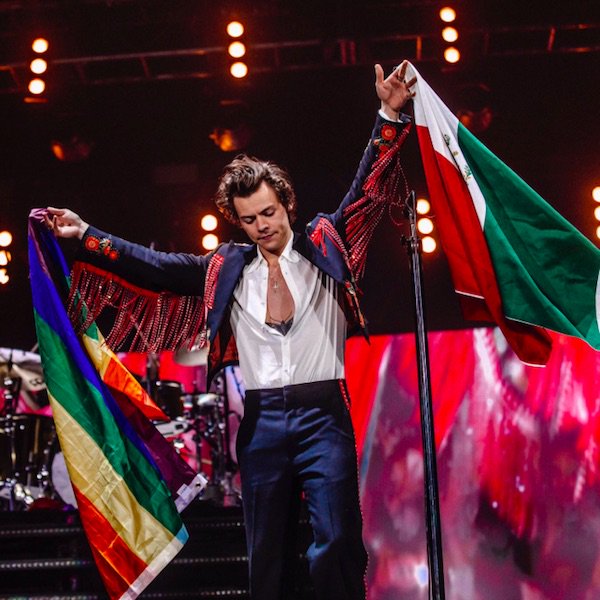 OCEANUP's tweet image. Here's how @Harry_Styles helped a fan at his concert come out as gay: goo.gl/oU5Wmr
