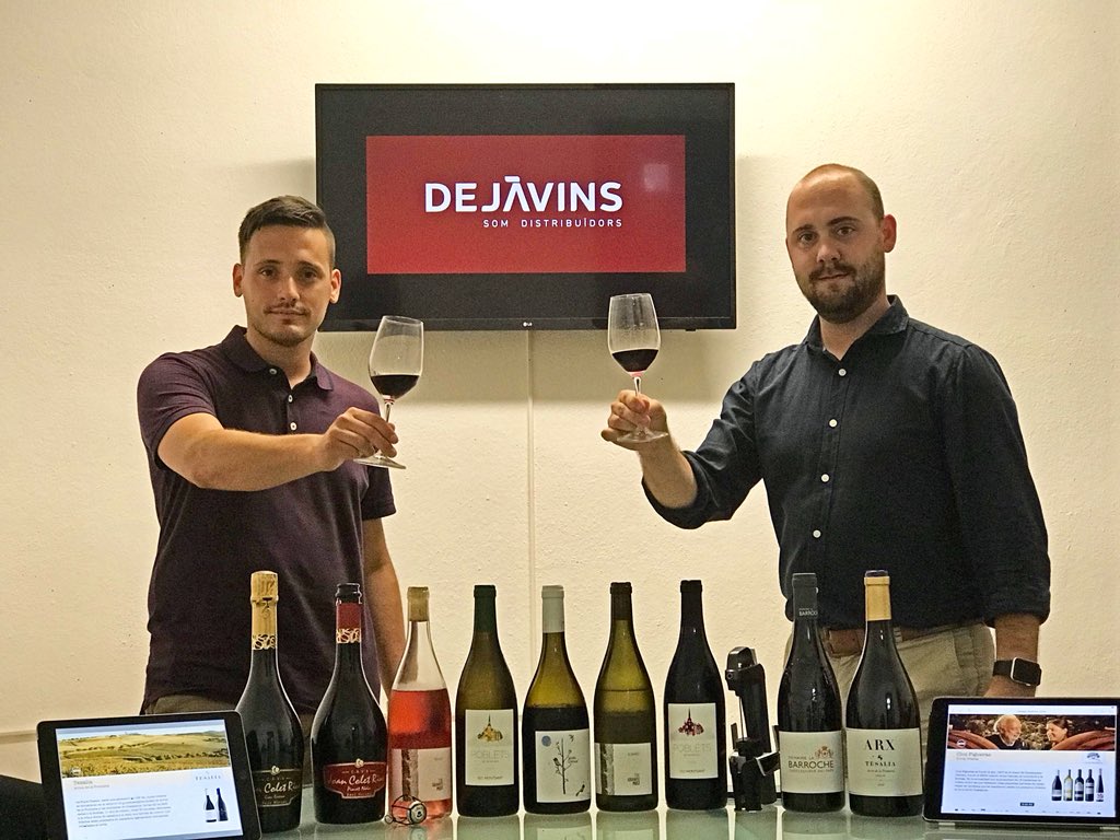 DEJAVINS_'s tweet photo. Somos #Dejàvins, Adam i César, distribuidores de proyectos vinícolas singulares movidos por la #pasión, el #compromiso y el #respeto que el mundo del #vino nos transmite.
Empezamos una etapa profesional llenos de ilusión y ganas de compartir con vosotros. Nos acompañáis?
Salud 🍷 https://t.co/MSD0d3UYNQ