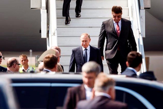 Trump arrives to go 1-on-1 with Putin at Helsinki summit.  bit.ly/2NhHd08 https://t.co/XJ8Prr5rh8