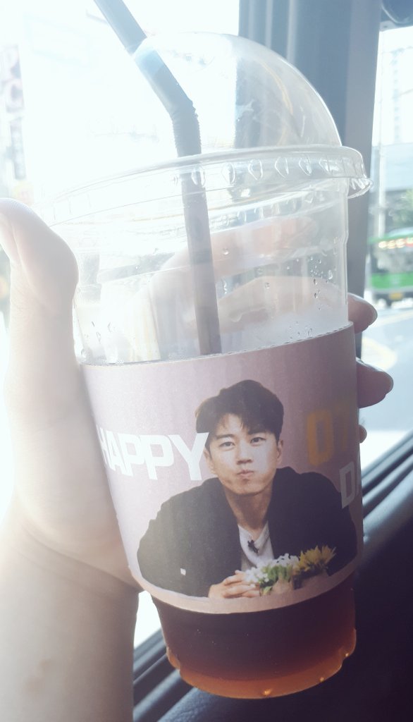 foforever_jj's tweet photo. 오늘의 일기...? 이대 카페 젤 첨으루 갔는데 종이 슬로건이랑 컵홀더랑 포카랑 엄청 받아서 너무 좋았다 카페도 이뻤는데 갈길이 멀어서 커피 받아서 바로 나옴 ㅜ 아쉽... 그리구 상수에 재진 광고까지 봄 https://t.co/sZZN1KZVM8