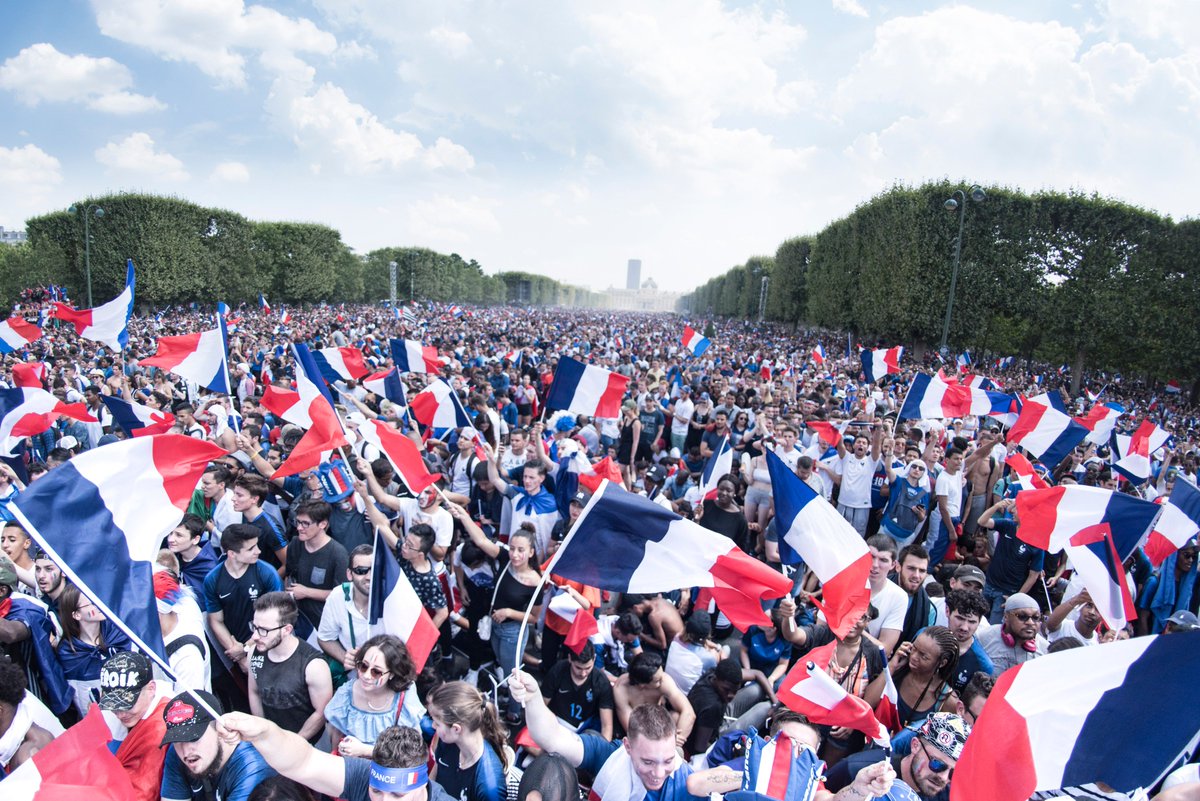 equipedefrance's tweet photo. Que c'est bon ! Le bonheur partout... Toutes les communes de France ont résonné de cris de joie et de chants pour cette 2ème étoile. Encore ! #FiersdetreBleus https://t.co/L76vY6he4z