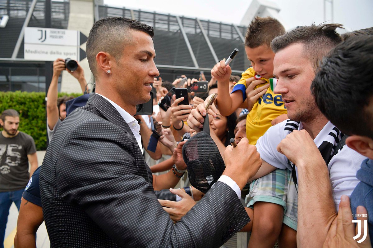 juventusfces's tweet photo. ¿A cuántos likes pueden llegar las primeras fotos de @Cristiano como bianconero? 🏳️🏴

📸 LA GALERÍA  👉 https://t.co/ESvXOoN2hr 

#CR7DAY #CR7JUVE https://t.co/2OsFclCbSz