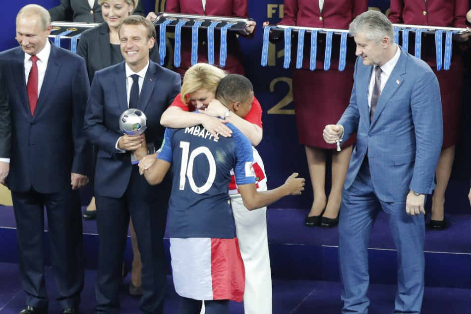 NoToquenNada's tweet photo. "En esta foto Mbappé agita los brazos como diciendo '¡no voy a ir a ninguna plantación de algodón!'. Fue un momento difícil para Mbappé. ¡Él no quiere abrazarla!".

AHORA @DarwinYoParaMi. https://t.co/zHSLiFALi0