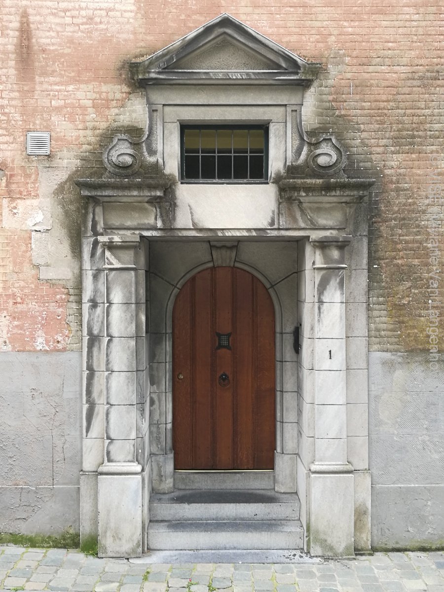 In Namur, #Belgium #door #doorlovers #architecture #namur #visitnamur #visitbelgium #ihavethisthingfordoors #architecturelovers #citywalks