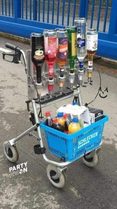 rolstoelhumor's tweet photo. Uiteraard is het erg belangrijk om voldoende te drinken bij #warm #Weert.....😅 Maar water is toch echt beter 😜😇
#zomer #zomer2018 https://t.co/JCWMBCn3qc
