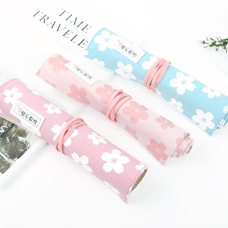 eymhouse's tweet image. #EYMhouse Sakura Blossom Roll Up Pencil Case
Rp 72.000
Bunga-bunga sakura menghiasi tempat pensil berbahan kain Sakura Blossom ini. Di dalamnya kamu bisa menyimpan perlengkapan gambar dan alat tulismu dengan rapi. Cukup tinggal gulung, ikat, dan masukkan ke dalam tas,