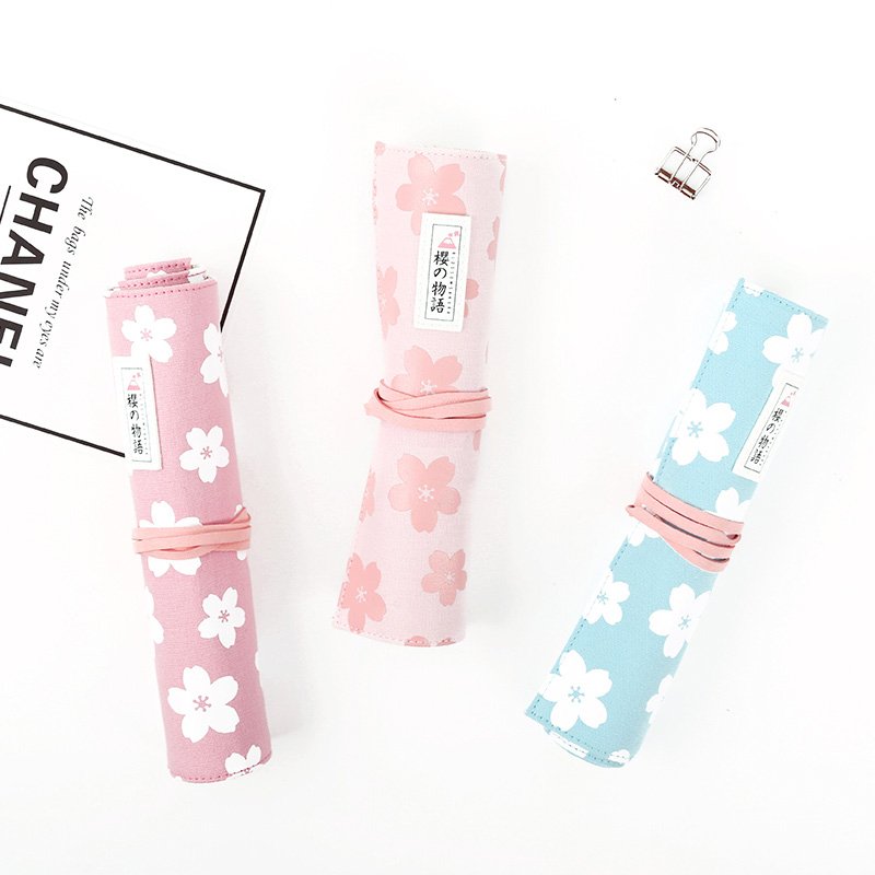 eymhouse's tweet image. #EYMhouse Sakura Blossom Roll Up Pencil Case
Rp 72.000
Bunga-bunga sakura menghiasi tempat pensil berbahan kain Sakura Blossom ini. Di dalamnya kamu bisa menyimpan perlengkapan gambar dan alat tulismu dengan rapi. Cukup tinggal gulung, ikat, dan masukkan ke dalam tas,