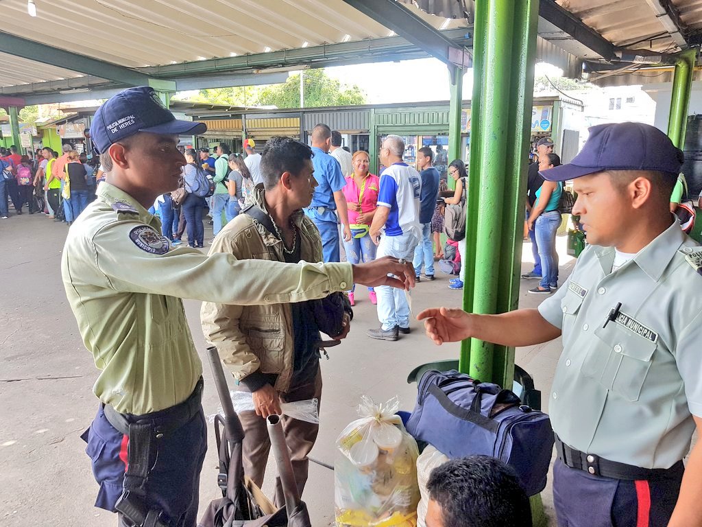 terminalheres's tweet photo. #DiaDelPolicia felicidades a todos los funcionarios de @Poliheres_1  por su ardua labor de llevar la seguridad a cada rincón de nuestro municipio, de parte de todo el equipo de @sattravim_heres feliz día! @AlcaldiaDHeres @comandosergioh @DinformacionH @CPNB_VE https://t.co/JLYp53pLci