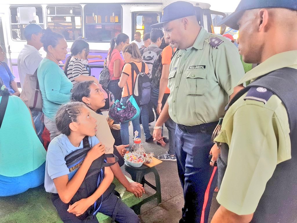 #DiaDelPolicia felicidades a todos los funcionarios de @Poliheres_1  por su ardua labor de llevar la seguridad a cada rincón de nuestro municipio, de parte de todo el equipo de @sattravim_heres feliz día! @AlcaldiaDHeres <a href="/comandosergioh/">Sergio Hernandez</a> <a href="/DinformacionH/">Información Heres</a> <a href="/CPNB_VE/">Policía Nacional Ve</a>
