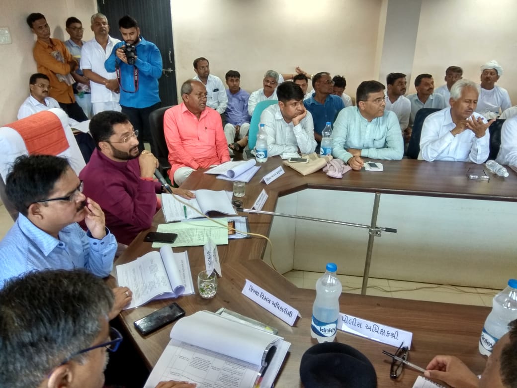 IshwarParmarMLA's tweet photo. બનાસકાંઠા જીલ્લાના ધાનેરા પ્રાંતમાં આવેલ  ધાનેરા તાલુકો, ધાનેરા નગરપાલિકા તથા દાંતીવાડા તાલુકાના અધિકારીશ્રીઓ તથા ક્ષેત્રીય કચેરીઓના સંબંધિત અધિકારીશ્રીઓની  ઉપસ્થિતિમાં લોકોના પડતર પ્રશ્નો/ ફરીયાદોની સમીક્ષા કરી. https://t.co/WU4CtHYJxj