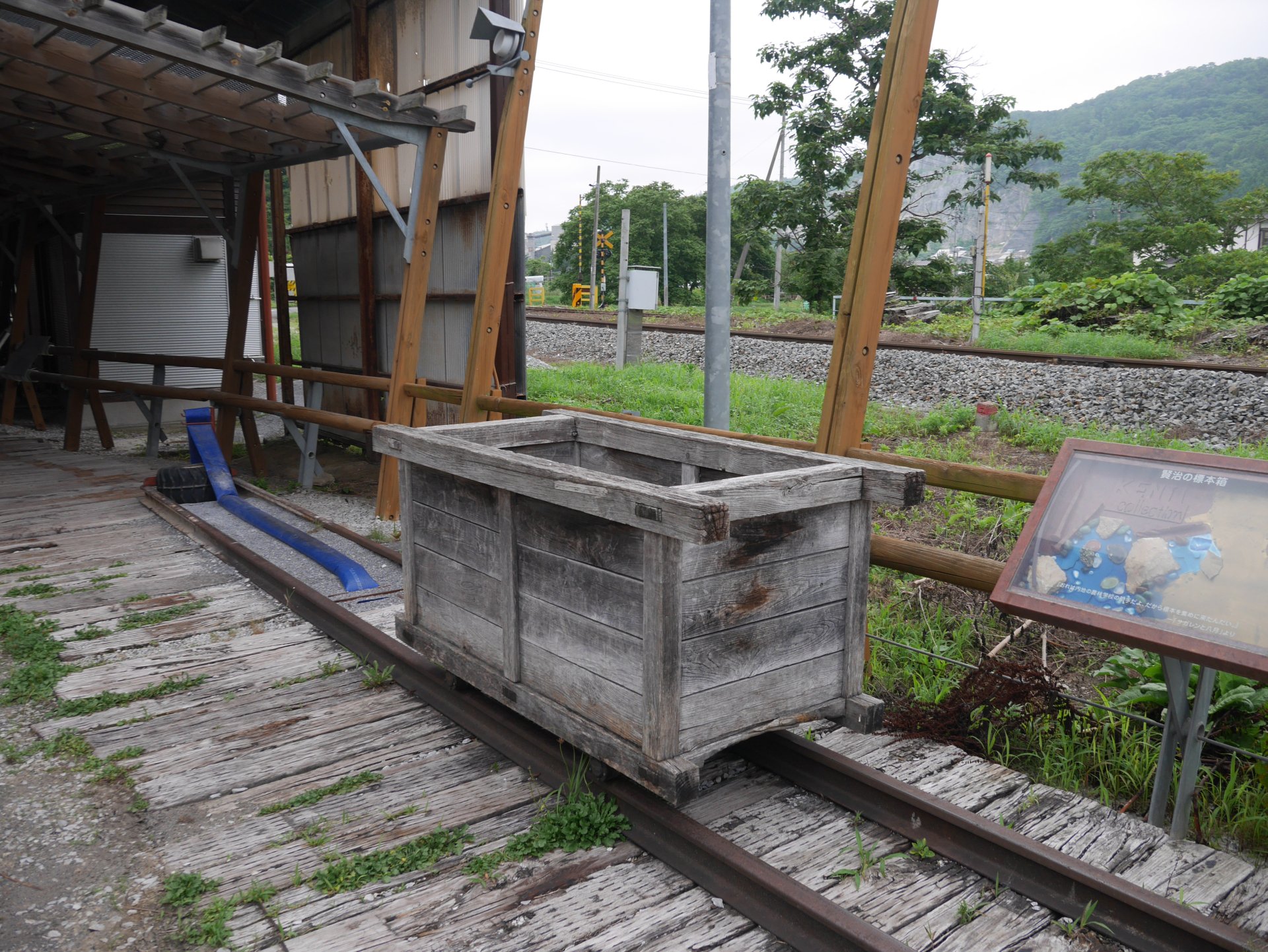 Twitter 上的 大町パルク C100新刊通販中 510mm軌道はミュージアムの建物でいったん途切れますが そこから東北砕石工場までの間には箱型 トロッコの乗ったもう一つの線路がありました こちらのレールは私は刻印を見つけられませんでしたが 60ポンドレールだそうです 箱 Twitter 上的 大町パルク C100新刊通販中 510mm軌道はミュージアムの建物でいったん途切れますが そこから東北砕石工場までの間には箱型 トロッコの乗ったもう一つの線路がありました こちらのレールは私は刻印を見つけられませんでしたが 60ポンドレールだそうです 箱