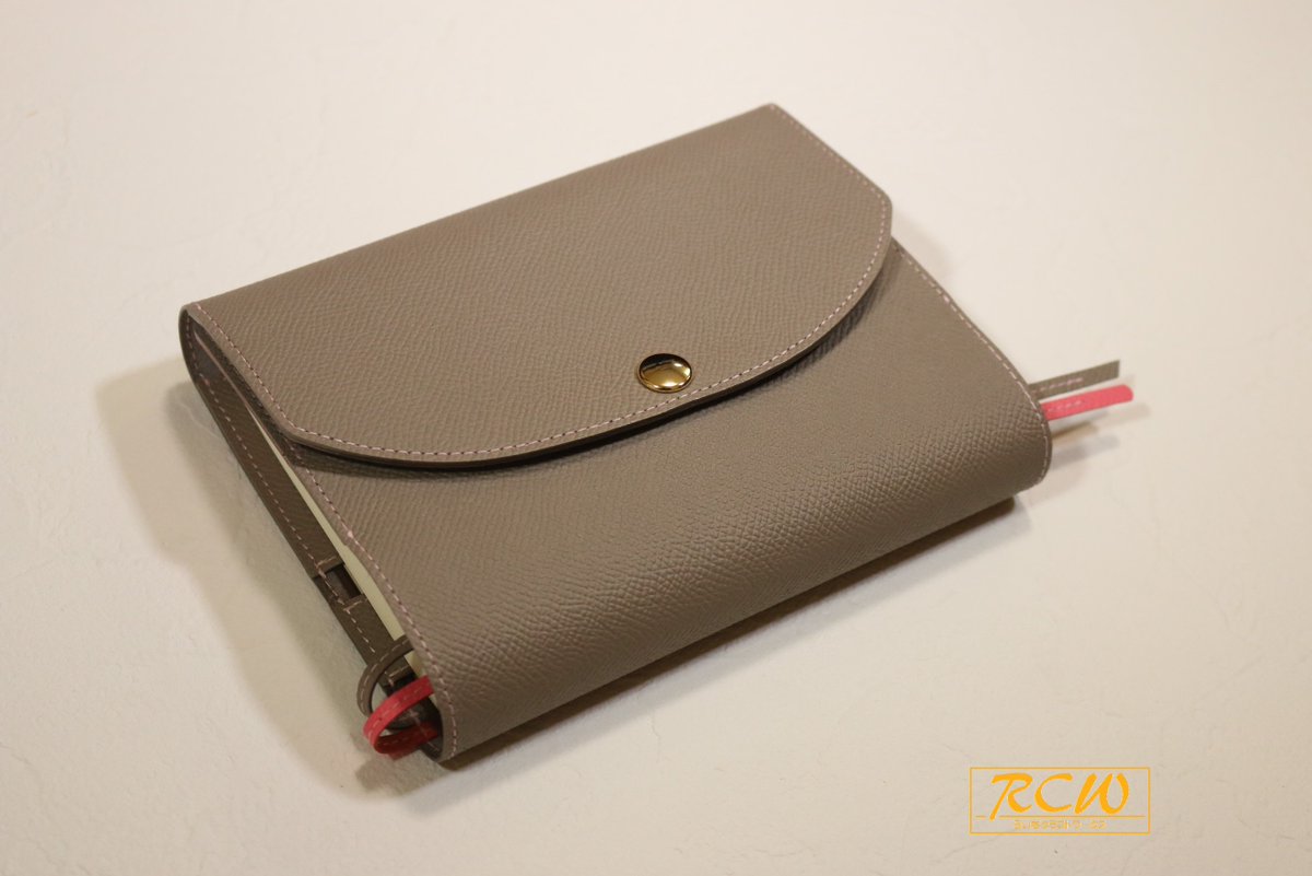 Rcw らいちクラフトワークス Sur Twitter オーダー品 大人カワイイ ほぼ日5年手帳 カバー をリピートでご利用のt様にお届けしました グレージュ系をメインに ヴォーエプソン のツートンカラーで落ち着いた雰囲気に仕立てました 手帳 手帳カバー ほぼ日手帳