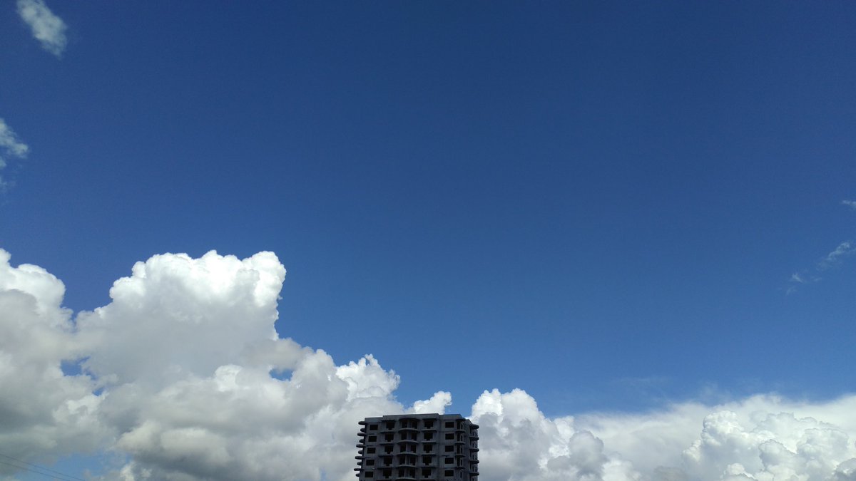 (облака типа cumulonimbus calvus в небе над Геленджиком)