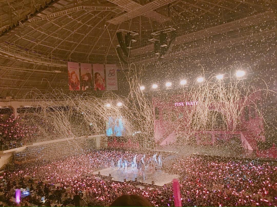 Jack_apink_got7's tweet photo. เอพิ้งได้ถ้วยน้อยแล้วไงคะ มีเอเชียทัวร์บ่อยและเต็มทุกที่นั่งอ่ะค่ะ😆😆😆 #Apink https://t.co/0hZHeOCgHR