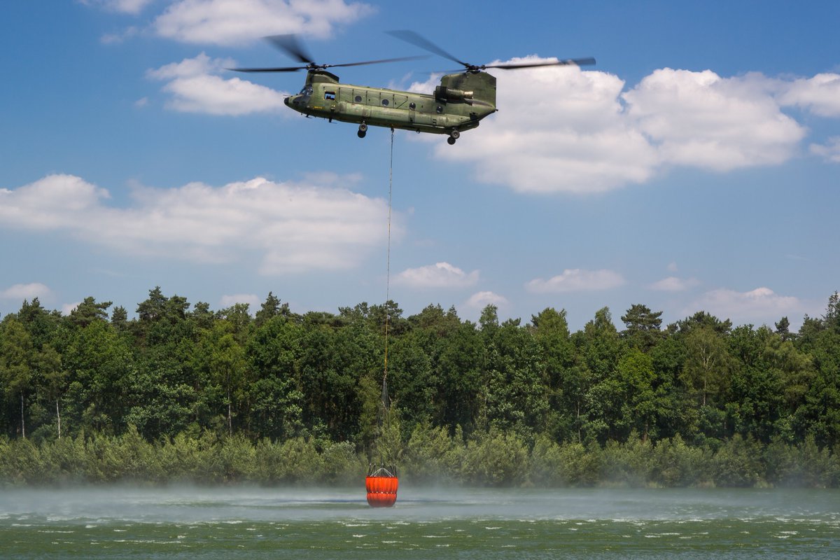 Zojuist is een Chinook helikopter vanaf thuisbasis vliegbasis Gilze-Rijen vertrokken om te ondersteunen bij blussen van een grote #duinbrand #Heemskerk. Inzet Fire Bucket Operations ook vandaag nodig #BambiBucket #Teamwork <a href="/vrkennemerland/">VRK</a> <a href="/gem_heemskerk/">Gemeente Heemskerk</a> <a href="/VNOGregio/">Veiligheidsregio Noord- en Oost-Gelderland</a> Foto: Archief