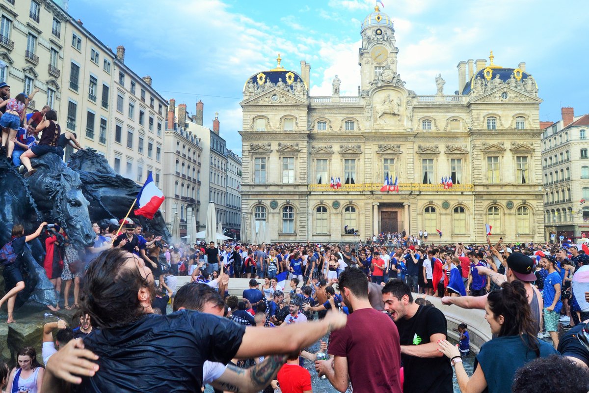 LauraCheze's tweet photo. Une victoire mémorable des @Bleus, ce dimanche, à @Lyon, où une vague de patriotisme a déferlé #CHAMPIONSDUMONDE2018 https://t.co/dliYp2Alji