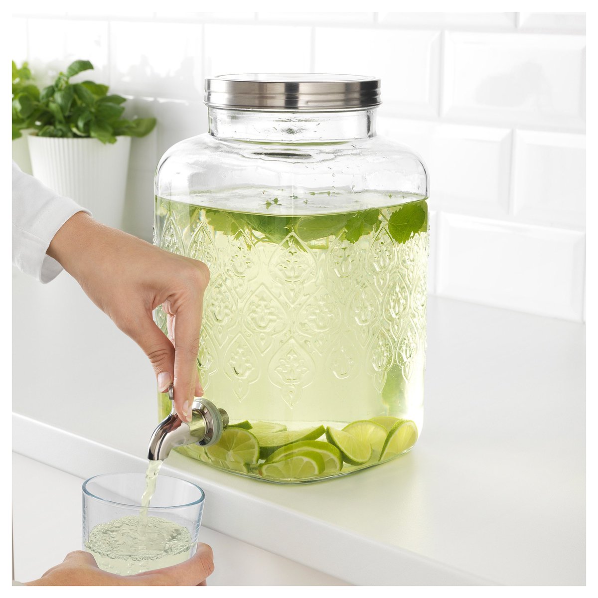 紺碧 Ikeaで見かけてから一目惚れして でもデカいし使うかわかんなくて それでも３回悩んで諦めきれなくて 買ってしまったんです 見てこのドリンクサーバー めちゃくちゃ可愛いのに1990円 これで漬け込んだ果実酒とか飲むオシャレでダメな酒飲みの生活し