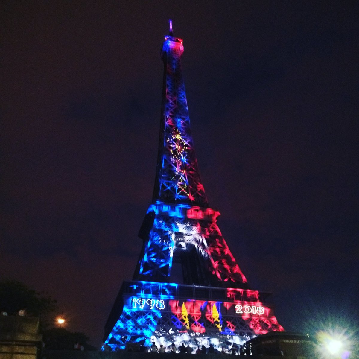 Fiofio_paris's tweet photo. CHAMPIONS DU MONDE ⭐⭐!! 🎉🎉🍾🍾🏆
MERCI @equipedefrance ❤❤
#ChampionsDuMonde #fiersdetrebleus #MercilesBleus #WorldCup #tourEiffel #20AnsApres #2Etoiles https://t.co/DZ27RPhjpk