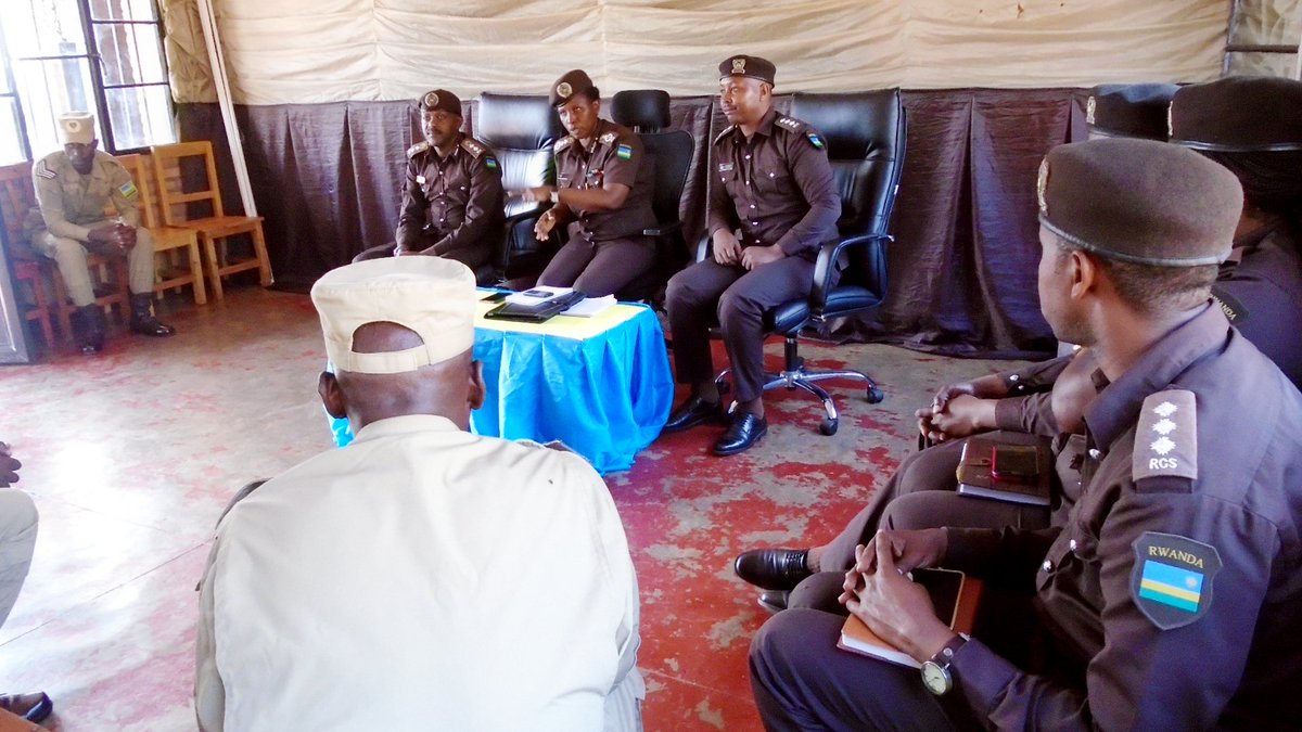 HuyePrison's tweet photo. Kuwa 15/07/2018 Umuyobozi mukuru wungirije wa RCS DCG C UJENEZA arikumwe n' abandi bayobozi batandukanye basuye Gereza ya HUYE bagirana ikiganiro kirambuye n' abakozi bose bo kuriyo Gereza banasura ibikorwa binyuranye nyuma yo kwakirwa n' umuyobozi mukuru wa Gereza CSP J MUGISHA https://t.co/5zpNXBu3AI