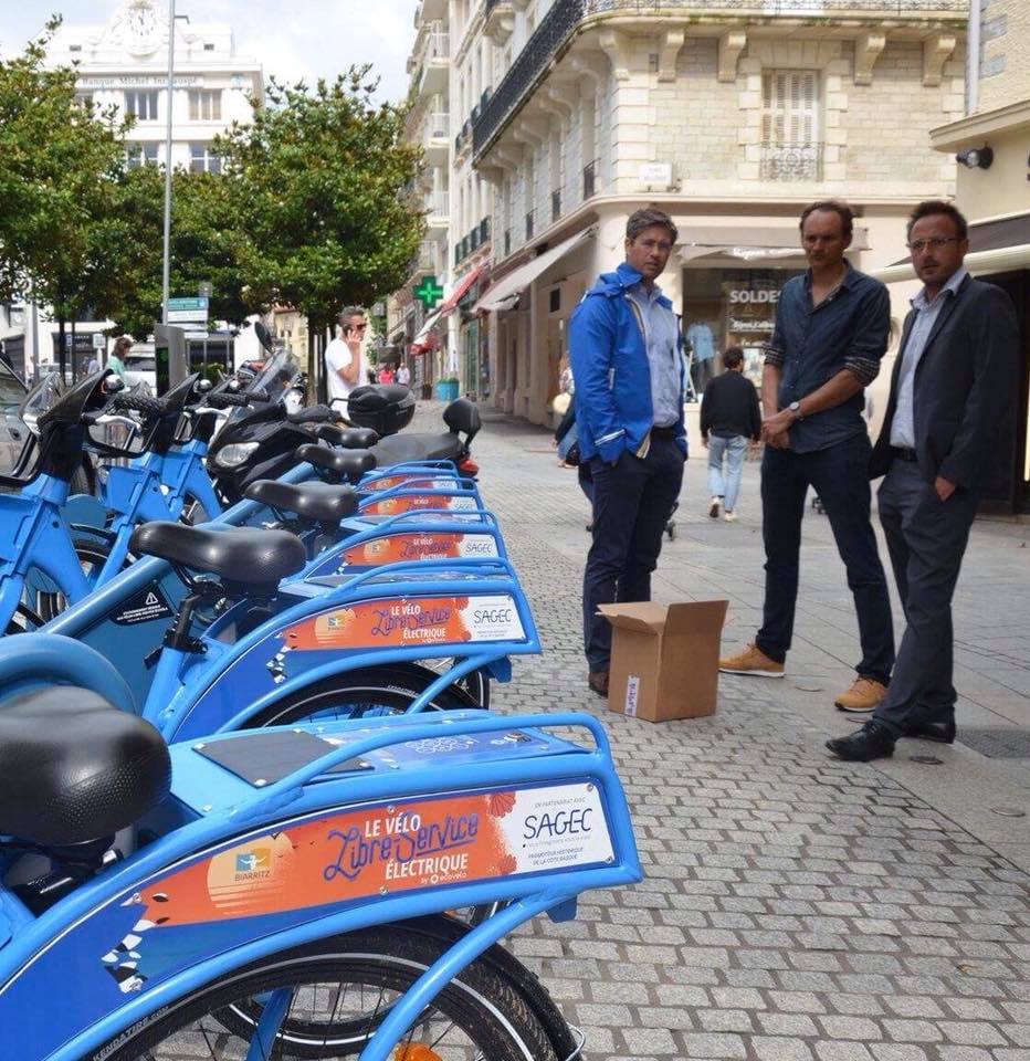 Ville2Biarritz's tweet photo. | MOBILITÉ | Biarritz Ville Pilote 🚲
Le vélo en libre-service
Place Clemenceau & Parking Beaurivage
#syndicatdesmobilitespaysbasqueadour #CommunautePB #euskalhiriguneelkargoa #biarritz #ville2biarritz # biarritzpaysbasque #biarritzvillepilote #CAPB #Keolis
© Jon Saubiette https://t.co/sCtpBusI2j