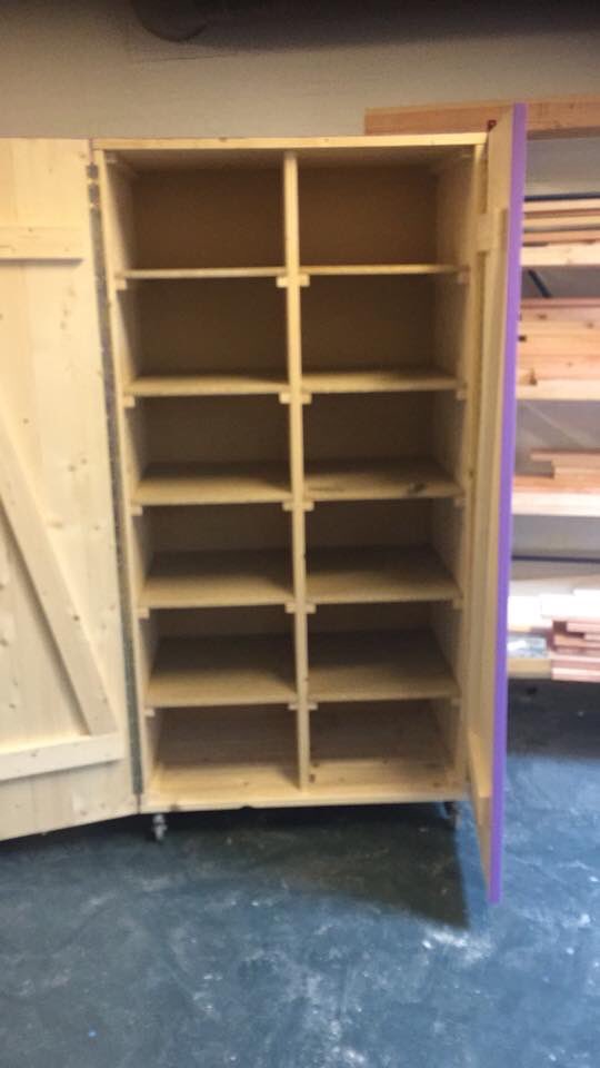 StichtingLotje's tweet photo. Yesss! De 16e Kast van Lotje is bijna klaar. Open 4/9.
Gemaakt door onze goede, nieuwe vrienden van Stoer - 's Heeren Loo, deze prachtige nieuwe Kast van Lotje. Heel veel dank! Wie helpt en vult de kast met goede (gebruikte) kinderkleding?
#samenhelpen #kindereninnood #denhaag https://t.co/P8hHv3vMkV