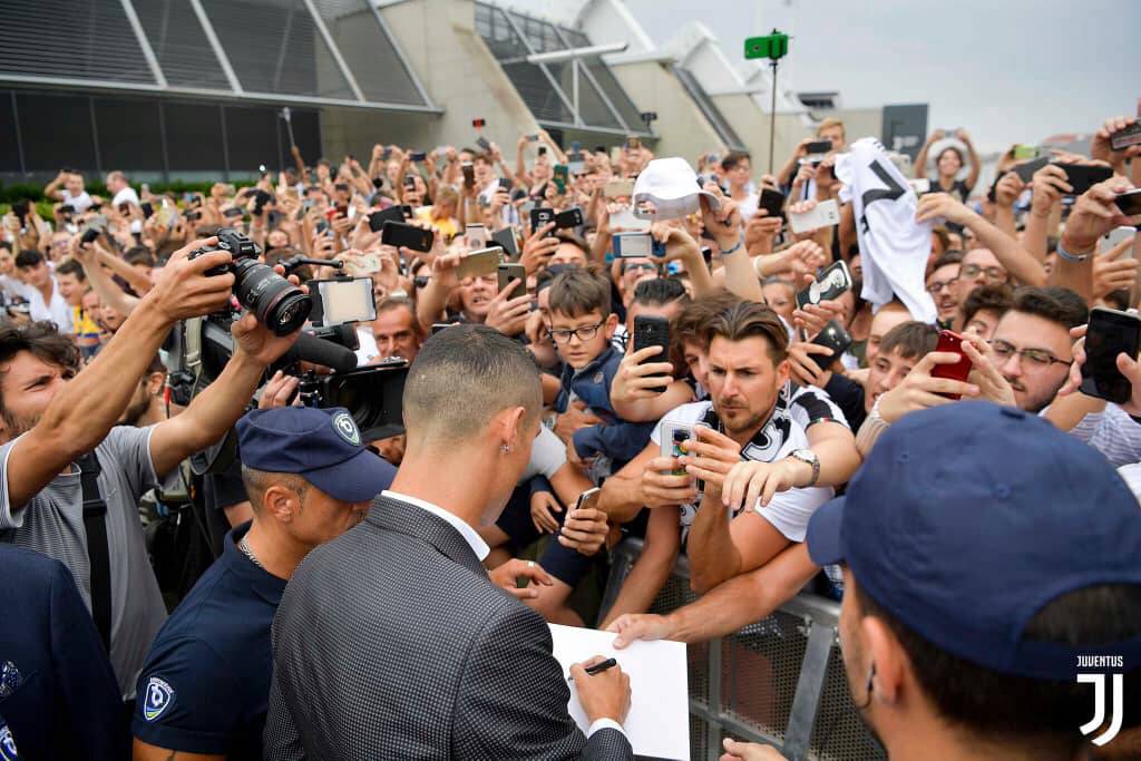 Shepmarange's tweet photo. This guy is popular than Messi... Now @supersport the will be screening ltalian league all because the G.O.A.T is plying his trade in Seria A am sure Juventus will recover the the monies they spend on him only on shirt sale... Not to mention the sponsors https://t.co/vu4oYAczOr