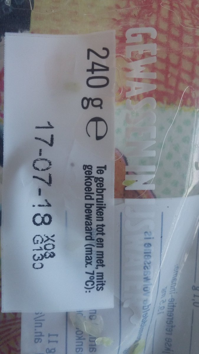 DorienFiret's tweet photo. @albertheijn Wat is dit in mijn salade melange?!?! Ik hoop dat het niet is waar op het lijkt... 😷😨😧 https://t.co/PQzqCXBkHz