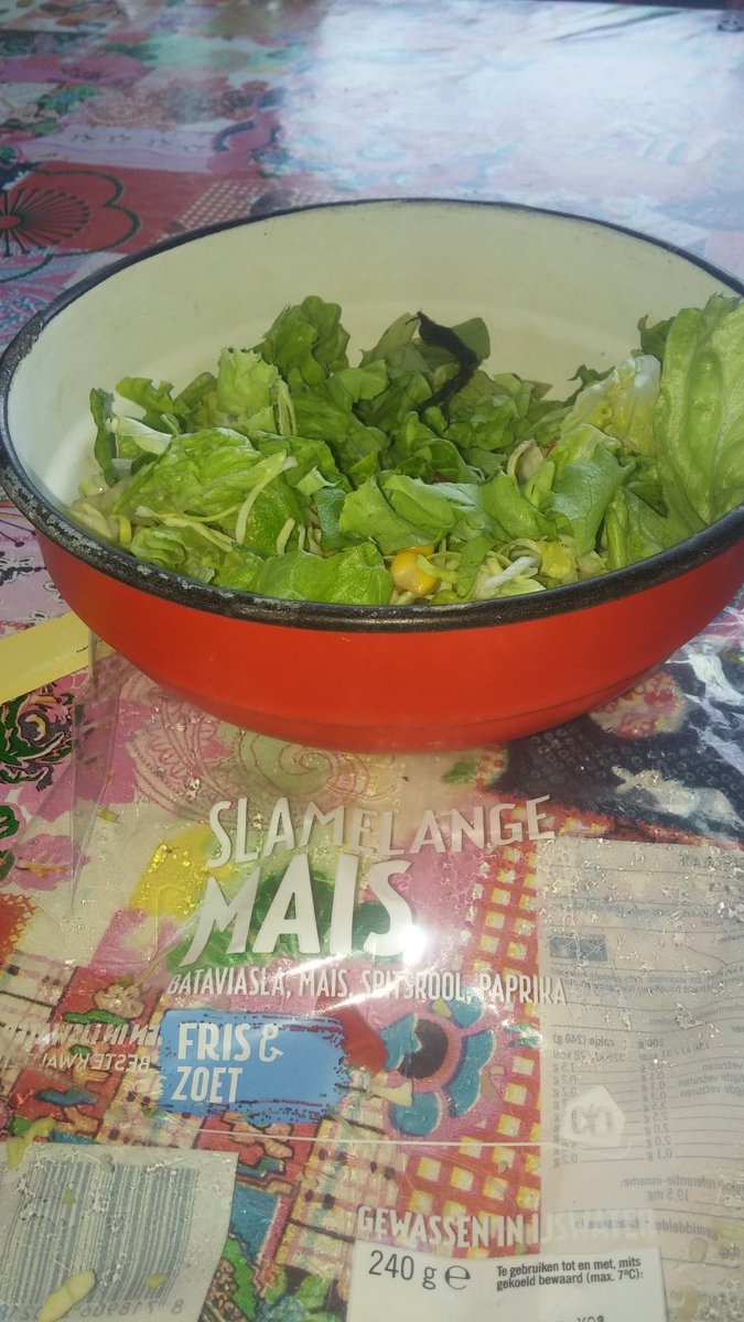 DorienFiret's tweet photo. @albertheijn Wat is dit in mijn salade melange?!?! Ik hoop dat het niet is waar op het lijkt... 😷😨😧 https://t.co/PQzqCXBkHz