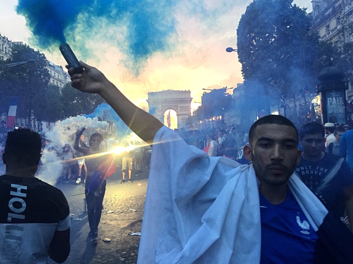 superkaaaren's tweet image. Si vous connaissez ce jeune homme dites lui que je lui ai fait une bête de photo laaaaaaa
RT PR LE RETROUVER HAHA