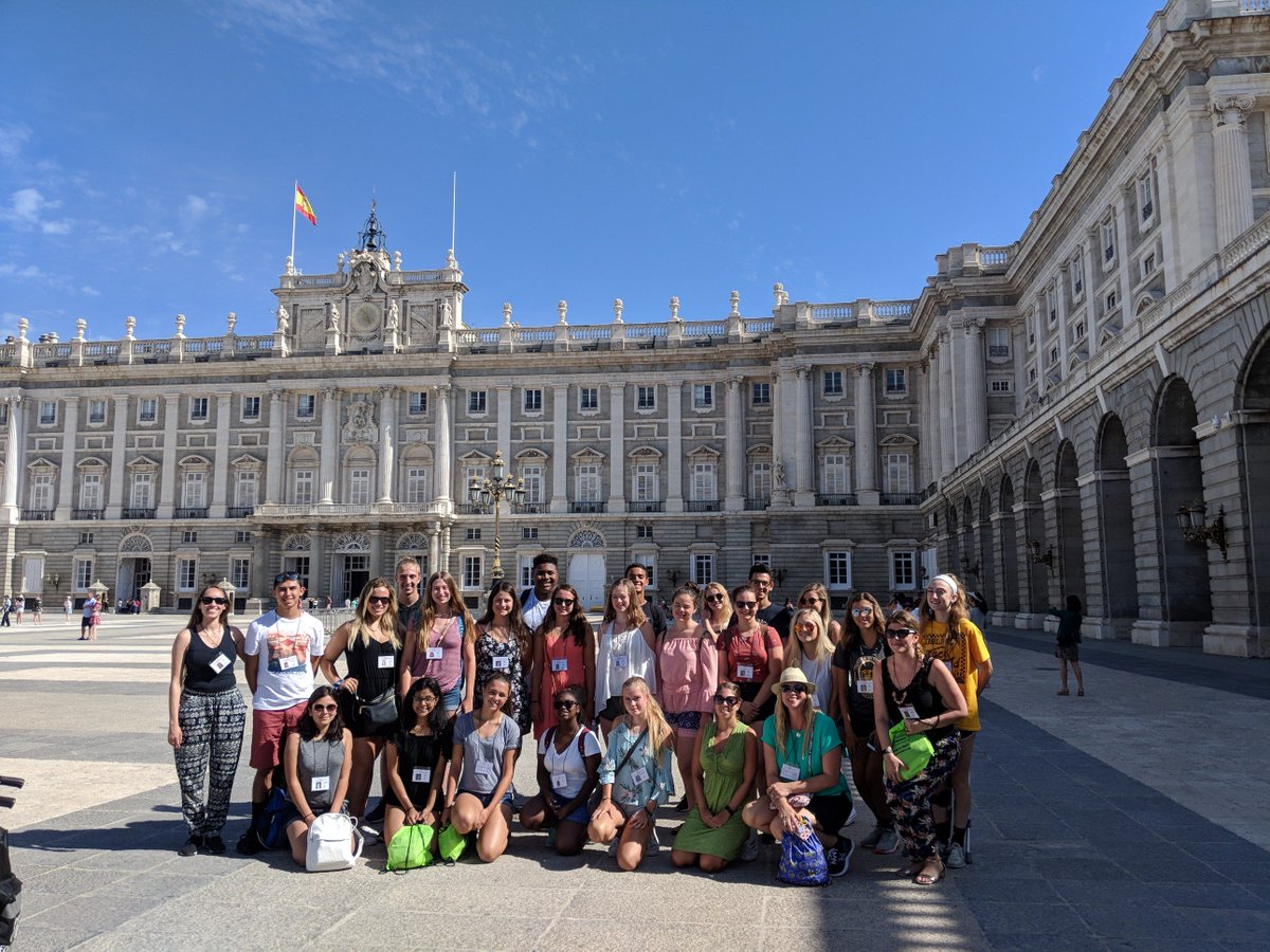 SpanishProfaCMS's tweet photo. There are enough rooms for all of us to stay, right? #palaciorealdemadrid https://t.co/m91MAdtVGs