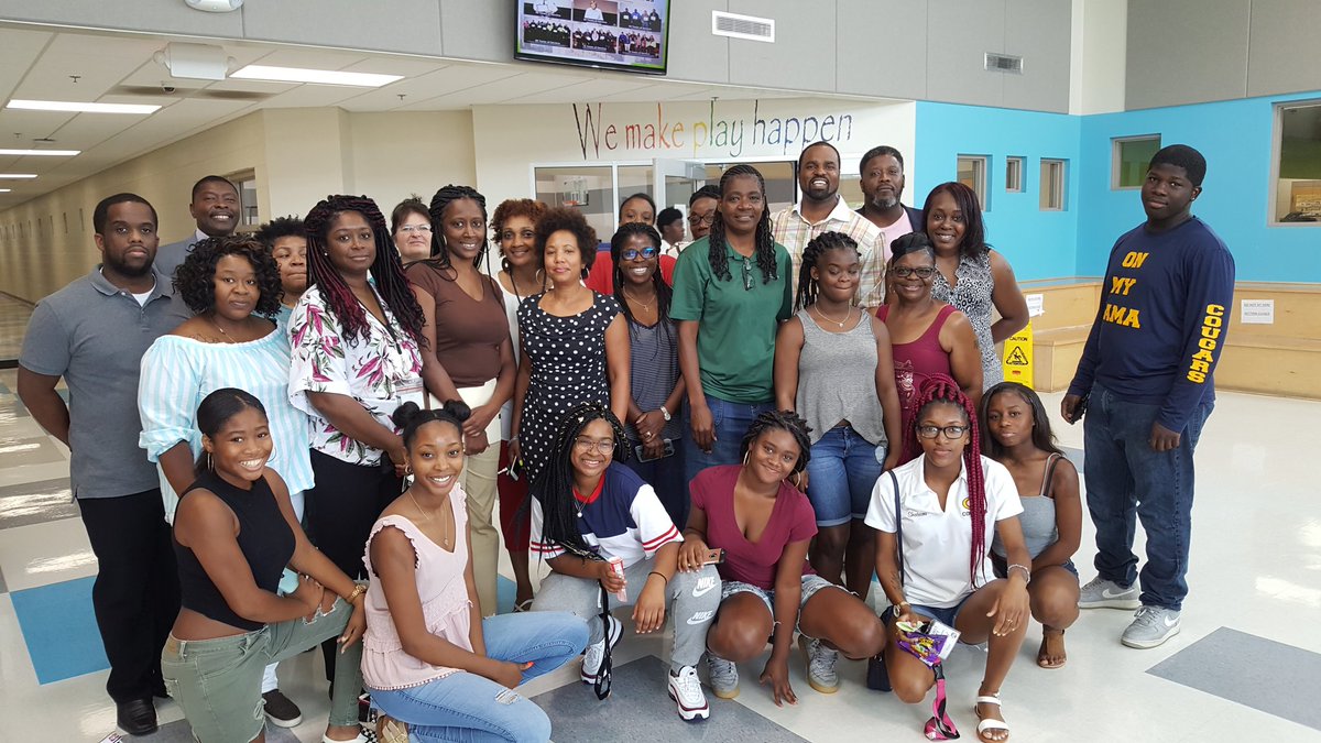 WayneCountyPS's tweet image. Principal Horne enjoying getting to know GHS students and community members. Go Cougars!