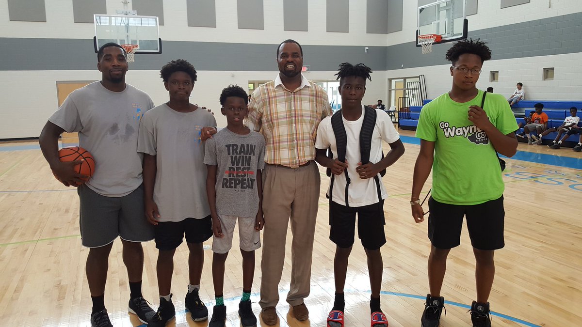 WayneCountyPS's tweet image. Principal Horne enjoying getting to know GHS students and community members. Go Cougars!