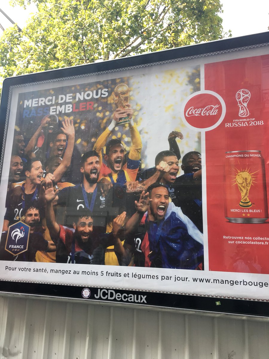 Donc <a href="/cocacolafr/">Coca-Cola France</a> a eu le temps de sélectionner la photo, envoyer la maquette, imprimer et afficher sur les Decaux des Champs-Elysées en moins de 24 h. Qu’on vienne plus me dire qu’on est hors délai hein.
