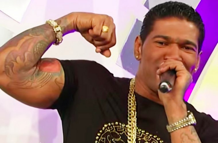 Pero para subir artista tienen que salir de otros pero no le a salido como que rian por eso es que el es único en su clase (El FUERTE)