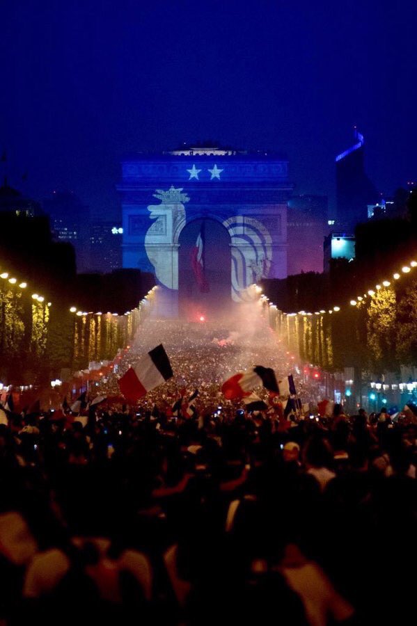 qler20's tweet photo. À JAMAIS GRAVÉ ! 🇫🇷🌟🌟 #ChampionsDuMonde #EDF2018 https://t.co/OnUQfTJADo