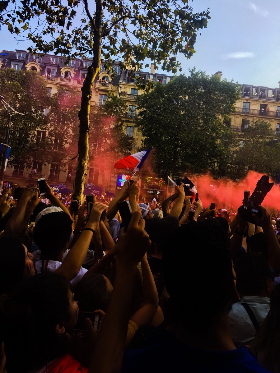 YET_45's tweet photo. Plusieurs heures d’attente pour (ne pas) voir le bus passer en 2 sec ... franchement l’atmosphère était là mais l’organisation était nul. #ChampsÉlysées #championdumonde2018 #Placedes2Etoiles #AllezLesBleus #FiereDetreBleus https://t.co/rLA2paUEmv