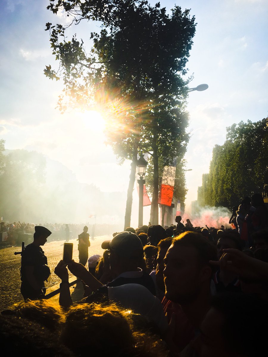YET_45's tweet photo. Plusieurs heures d’attente pour (ne pas) voir le bus passer en 2 sec ... franchement l’atmosphère était là mais l’organisation était nul. #ChampsÉlysées #championdumonde2018 #Placedes2Etoiles #AllezLesBleus #FiereDetreBleus https://t.co/rLA2paUEmv