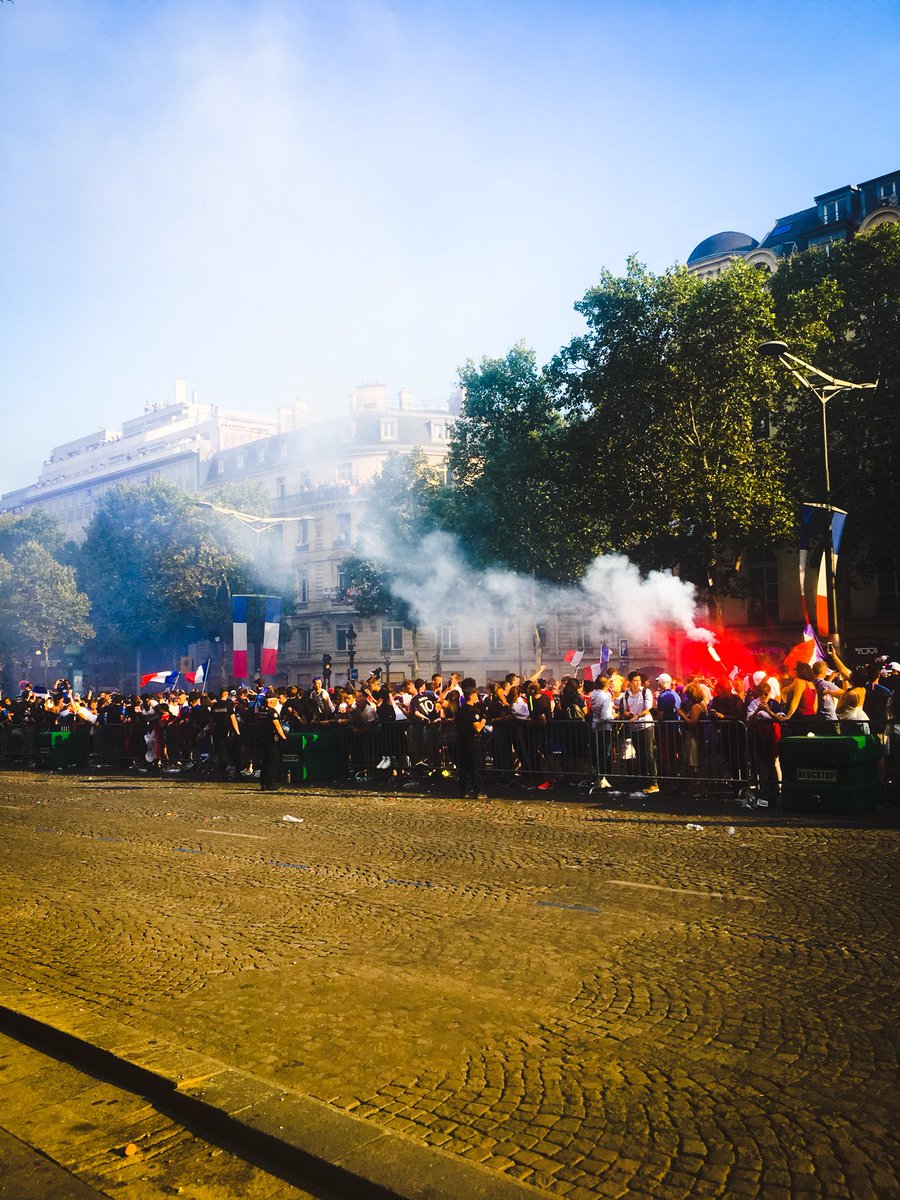 YET_45's tweet photo. Plusieurs heures d’attente pour (ne pas) voir le bus passer en 2 sec ... franchement l’atmosphère était là mais l’organisation était nul. #ChampsÉlysées #championdumonde2018 #Placedes2Etoiles #AllezLesBleus #FiereDetreBleus https://t.co/rLA2paUEmv
