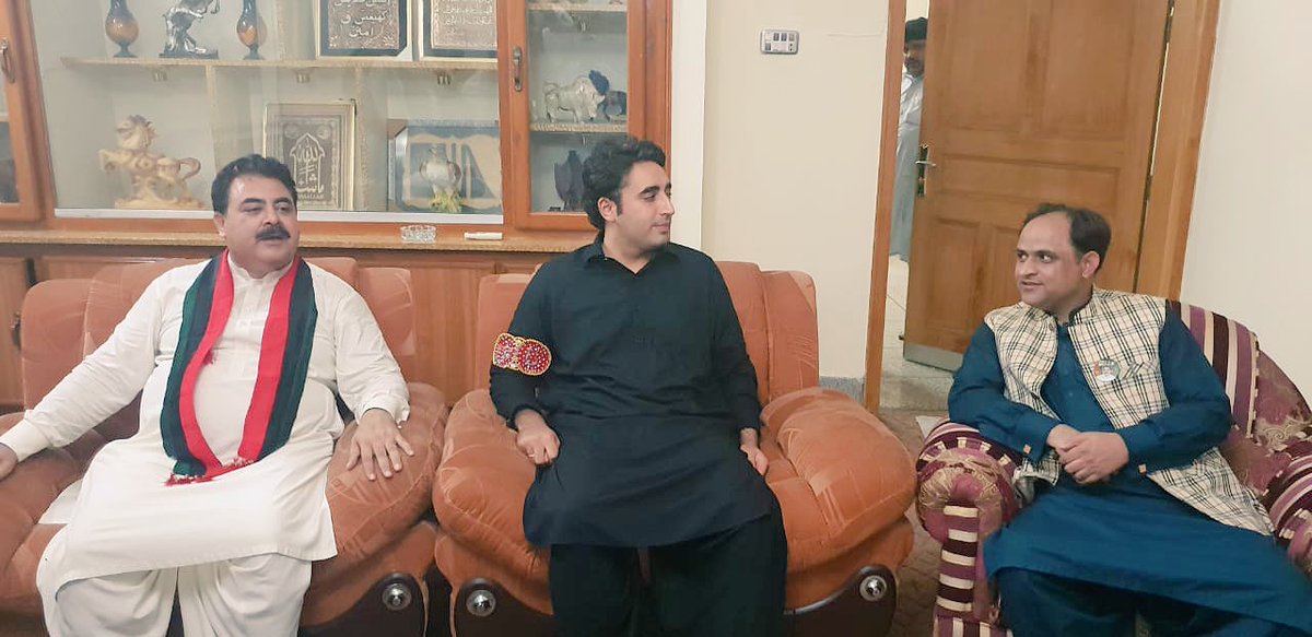 irfankhanPP1's tweet photo. My leader, my chairman @BBhuttoZardari blessed us by his gracious presence at my home in #Attock, hoisted #PPP flag at rooftop of my home, loved by my mother who cried while remembering SM #BenazirBhutto &amp; tying Imam Zamin around his arm. We people of Attock are thankful. https://t.co/tYmLdoJAV1