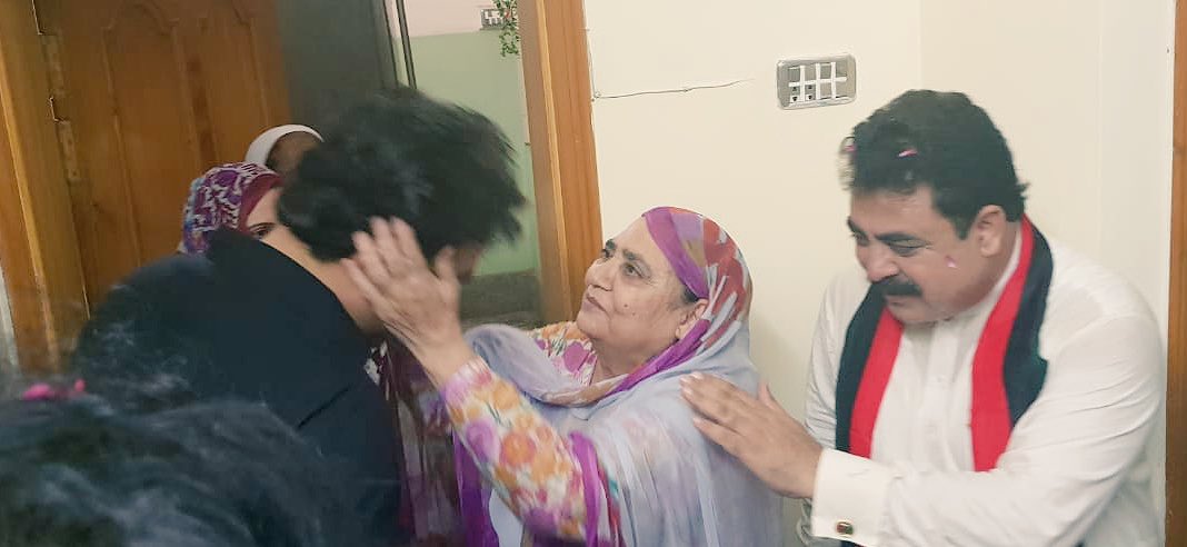 irfankhanPP1's tweet photo. My leader, my chairman @BBhuttoZardari blessed us by his gracious presence at my home in #Attock, hoisted #PPP flag at rooftop of my home, loved by my mother who cried while remembering SM #BenazirBhutto &amp; tying Imam Zamin around his arm. We people of Attock are thankful. https://t.co/tYmLdoJAV1