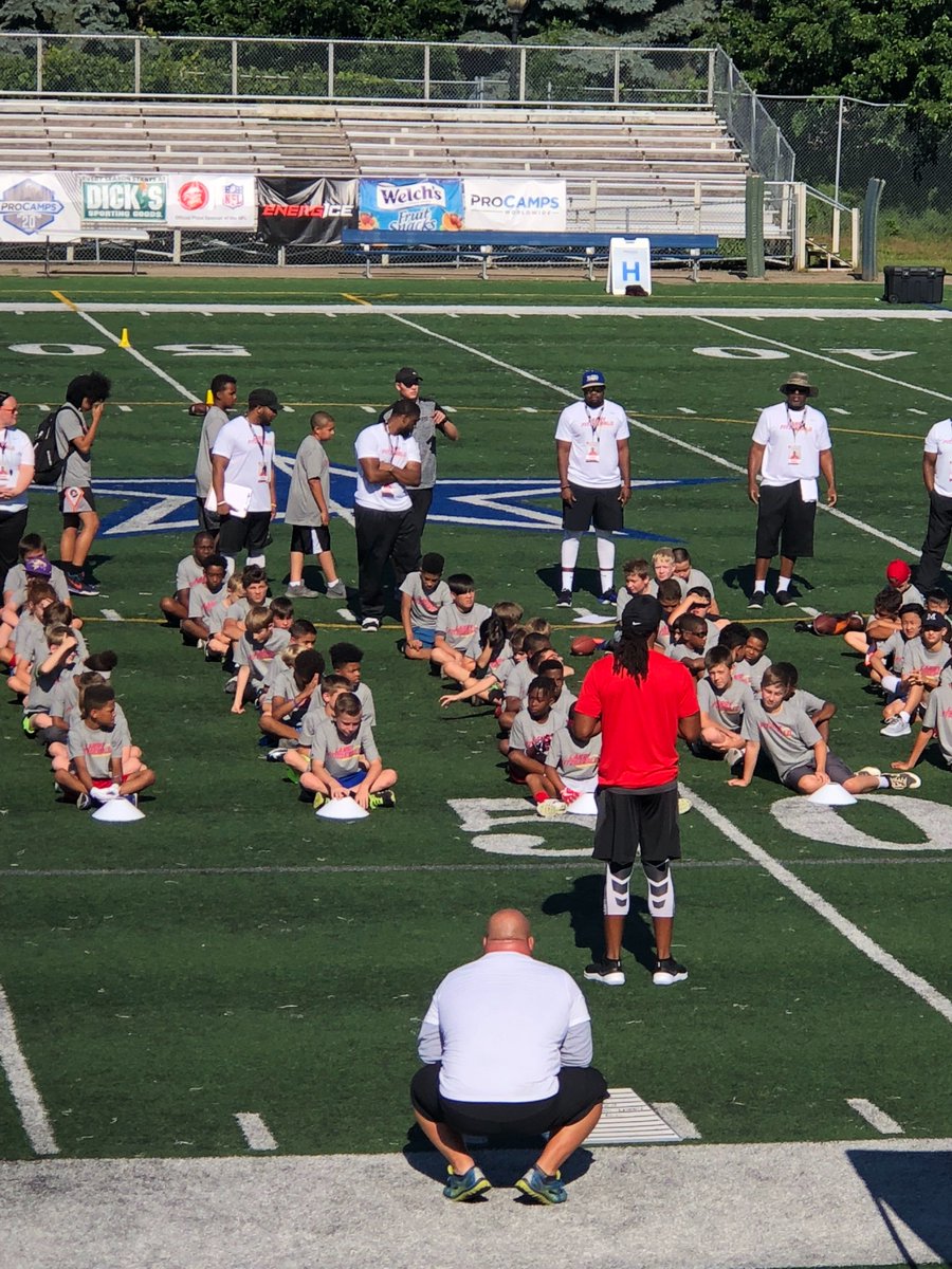 Mominbloom2's tweet photo. @Procamps@LarryFitzgerald #Experience 
Fitz already made me tear up as he told the kids to thank the adults that are hard on you because they see good in you.  ❤️ https://t.co/NoxnXFL7yP