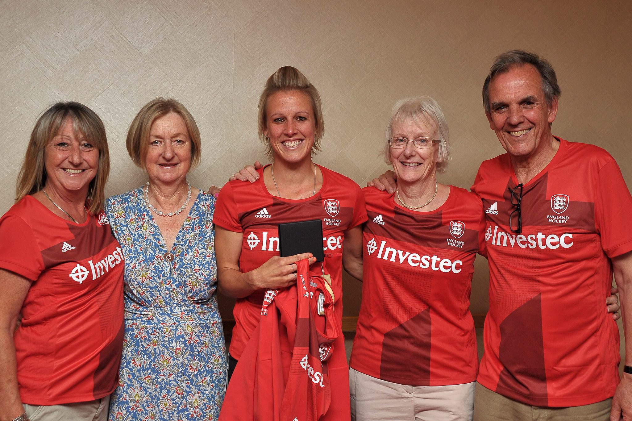 Samenstelling Mm Cordelia on Twitter: "17 years by my side on this journey, thank you mum and dad for  presenting my @EnglandHockey 🌎🏆 shirt, and to friend and colleague Carol  &amp; World Cup gold