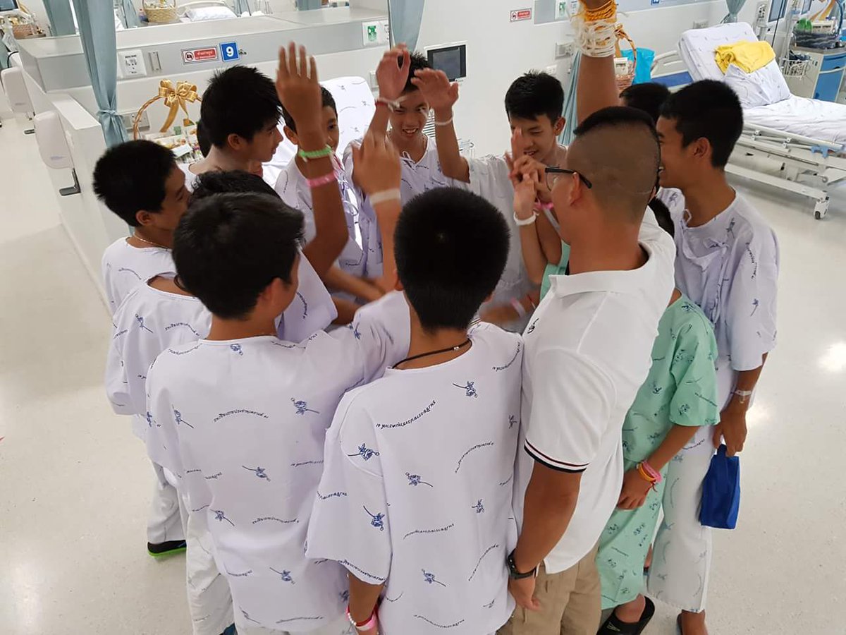 loogplanoy's tweet photo. เห็นภาพนี้แล้วมีความสุขจัง #หมูป่าอะคาเดมีแม่สาย #หมอภาคย์ #ถ้ำหลวง https://t.co/ckT5upLkH7