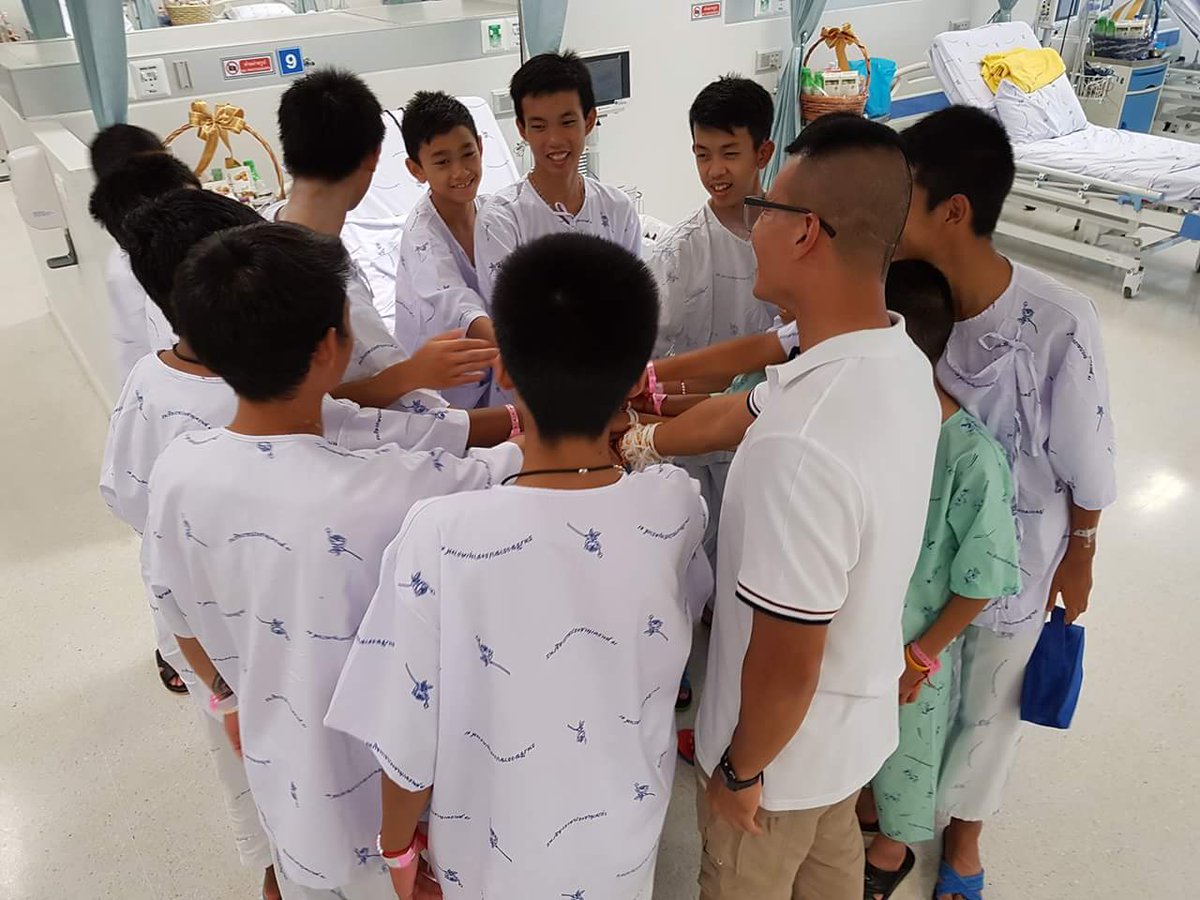 loogplanoy's tweet photo. เห็นภาพนี้แล้วมีความสุขจัง #หมูป่าอะคาเดมีแม่สาย #หมอภาคย์ #ถ้ำหลวง https://t.co/ckT5upLkH7