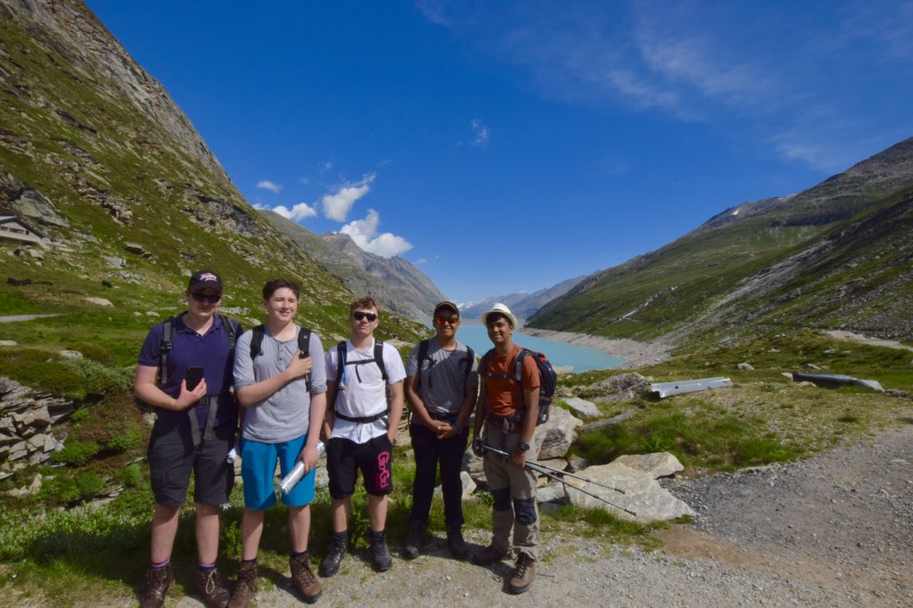 Just walked from🇨🇭to 🇮🇹 with <a href="/34thNottm/">34thNottmScouts</a> &amp; @NottsHigh. I’ve crossed a lot of international borders but few this scenic.