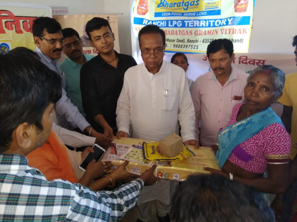 ujjwalaranchi's tweet photo. राहे प्रखंड परिसर में प्रधानमंत्री उज्ज्वला योजना के तहत 131 लाभुकों के बीच गैस कनेक्शन एवं चूल्हा वितरण किया गया । मौके पर सांसद श्री रामटहल चौधरी, DDC रांची श्री  दिब्यान्शु झा उपस्तिथ थे I

@cmojhr @DC_Ranchi @DDC_Ranchi @npgjas @IoclJharkhand  @IndianOilcl @PMUjjwalaYojana https://t.co/z1v4gHNutw