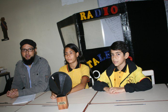 Desde la escuela se hace la radio necesaria y posible. 🏫📻 (+Leer) ➡️ bit.ly/2mniuME #SeguridadPorLaPaz <a href="/NicolasMaduro/">Nicolás Maduro</a> <a href="/JauaMiranda/">Elías Jaua</a>. Vía: <a href="/lanacionweb/">Diario La Nación</a>