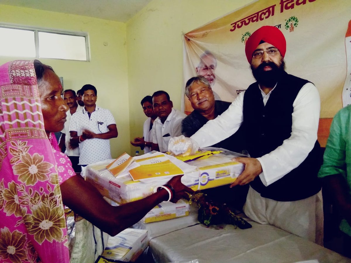 ujjwalaranchi's tweet photo. तमाड़ प्रखंड परिसर में प्रधानमंत्री उज्ज्वला योजना के तहत गैस वितरण किया गया । मौके पर  (Jharkhand State Minority Committee Ranchi)  के उपाध्यछ श्री गुरविंदर सिहं सेठी, उपाध्यछ श्री गोलक अधिकारी एवम सभी सदस्य, उपस्तिथ थेI

@cmojhr @DC_Ranchi @DDC_Ranchi @npgjas  @PMUjjwalaYojana https://t.co/Hj35GuBycZ